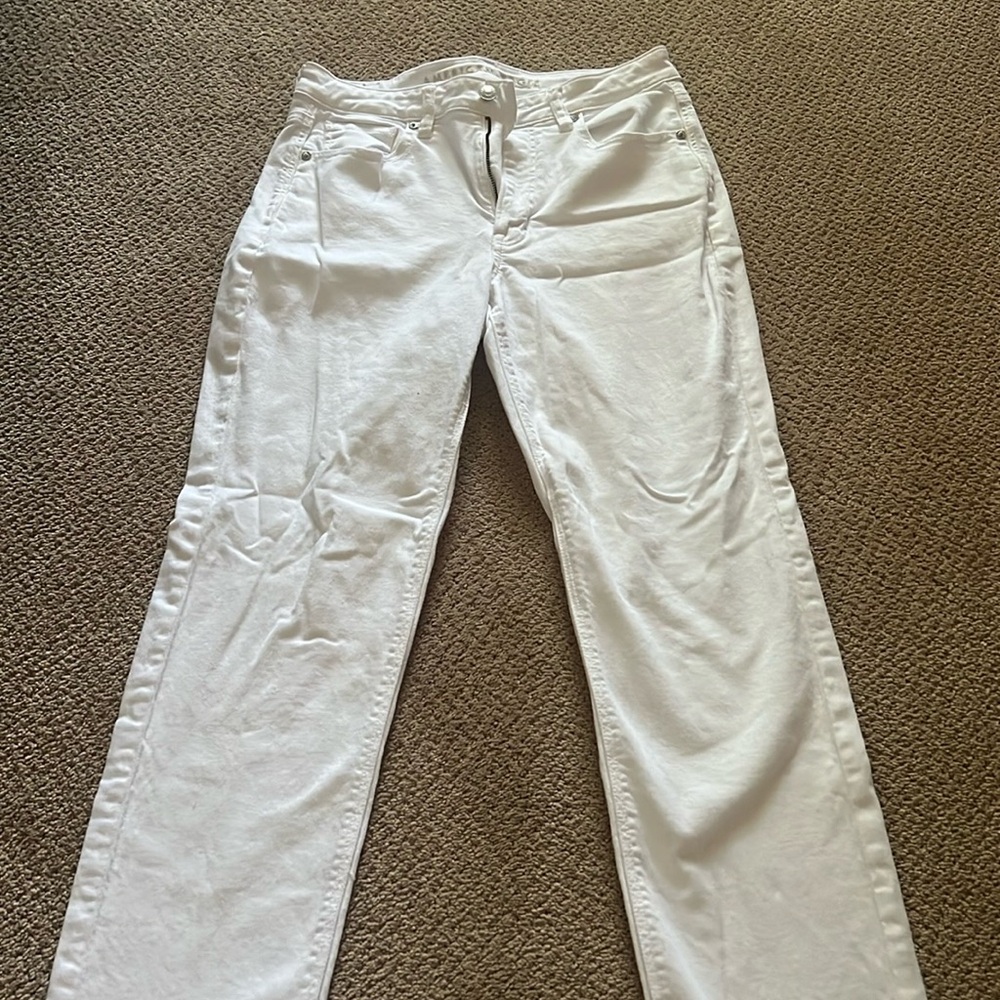 Women’s white stretchy American eagle staight leg jeans